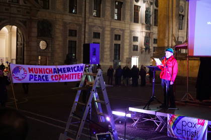 Es spricht Richard Forward, MAPC; Foto: Martin Pilgram Protest AIRTEC vor der Residenz