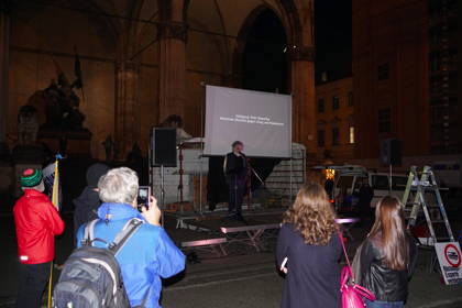 Es spricht Wolfgang 'WOB' Blaschka, Mü. B. gegen Krieg und Rassismus; Foto: Martin Pilgram Protest AIRTEC vor der Residenz