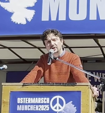 Matthias Gast beim Ostermarsch 2025 auf dem Marienplatz München
