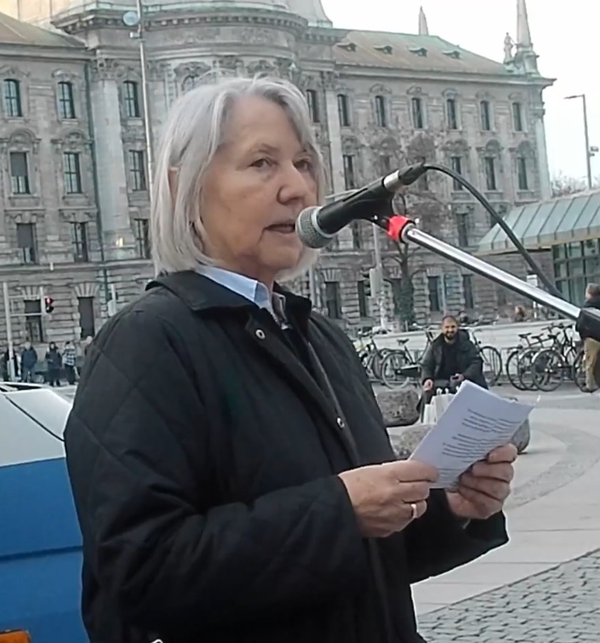 Foto: Videocut (Gerhard Hallermayer) Brigitte Obermayer - Begrüßung 2.3.2023 Hands Off Iran . Stachus München