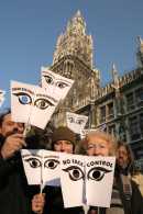 Masken vor dem Rathaus